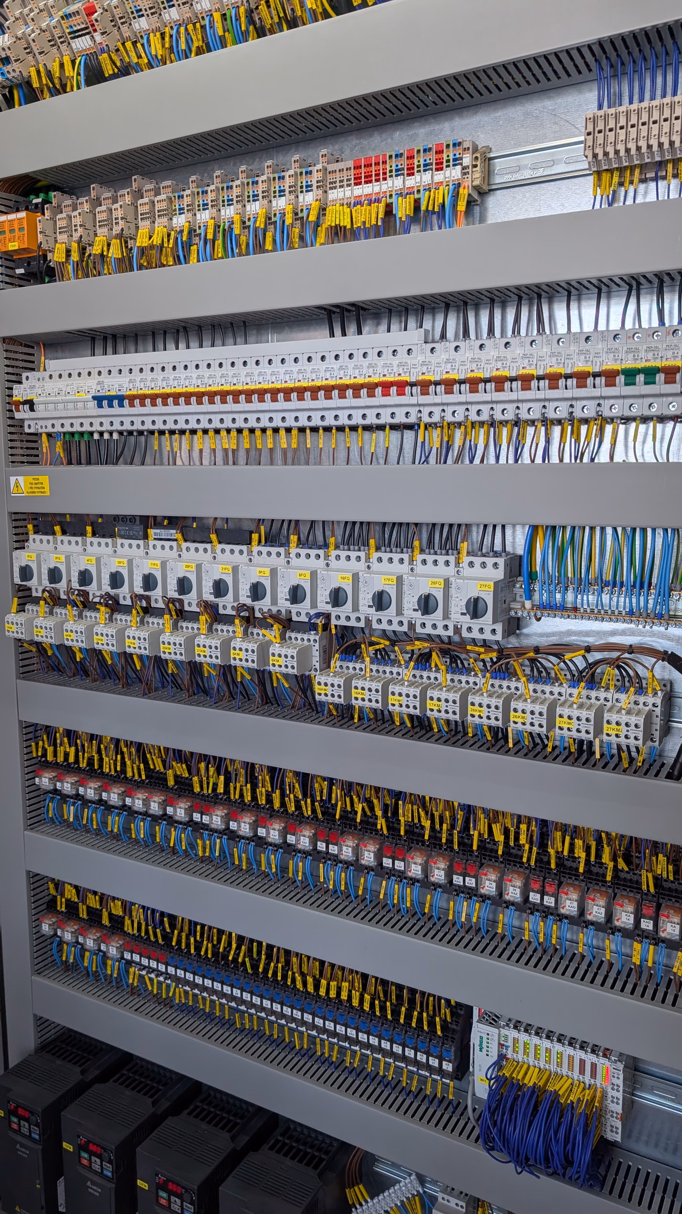 Přehledné zapojení uvnitř elektrického rozvaděče Marq Production